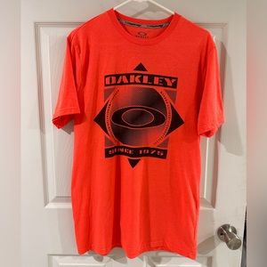 Men’s large Oakley T-shirt.